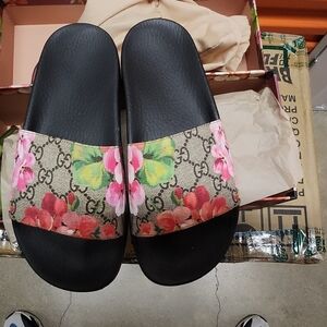 Gucci Women's Floral Slide Sandals - Black and Pink
